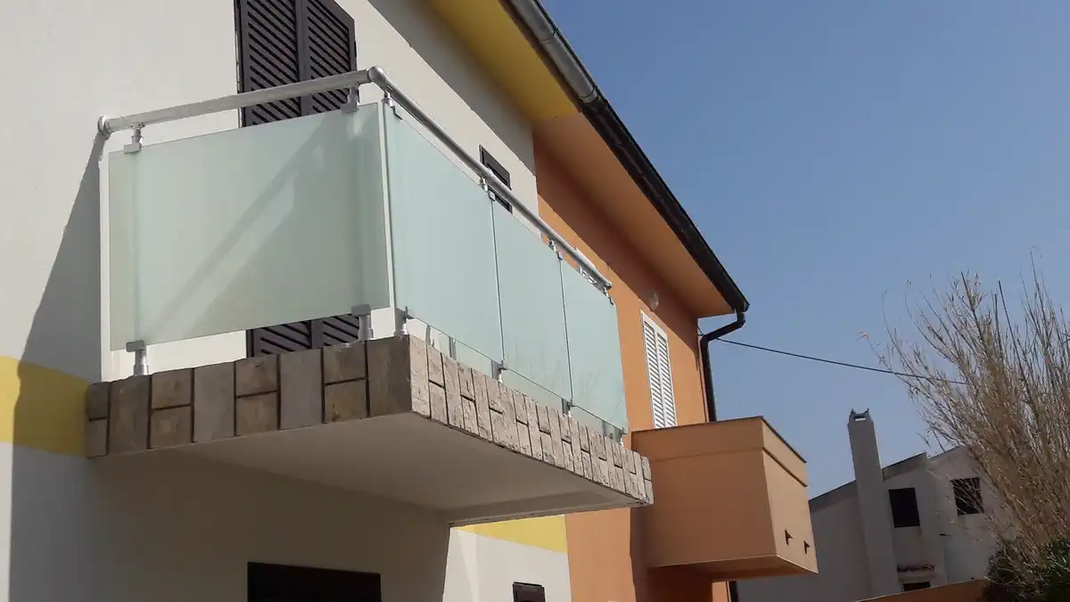metalne i staklene ograde- balkon na porodicnoj kuci